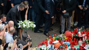 Le couple royal espagnol s'est rendu sur les Ramblas de Barcelone afin de rendre hommage aux victimes de l'attentat qui a fait 13 morts jeudi. 