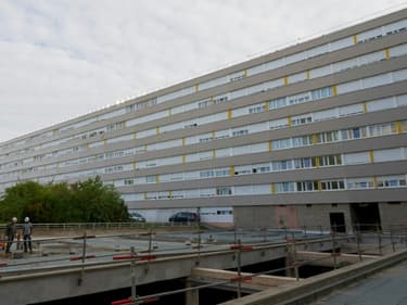 Un immeuble HLM en cours de rénovation dans le quartier prioritaire de Borny, le 9 octobre 2023 à Metz, en Moselle 