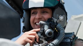 Mariam al-Mansouri, le 13 juin 2014, à bord d'un avion de combat.