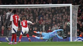 Thibaut Courtois est battu sur un coup franc de Declan Rice lors du match Arsenal-Real Madrid (3-0, Ligue des champions), le 8 avril 2025