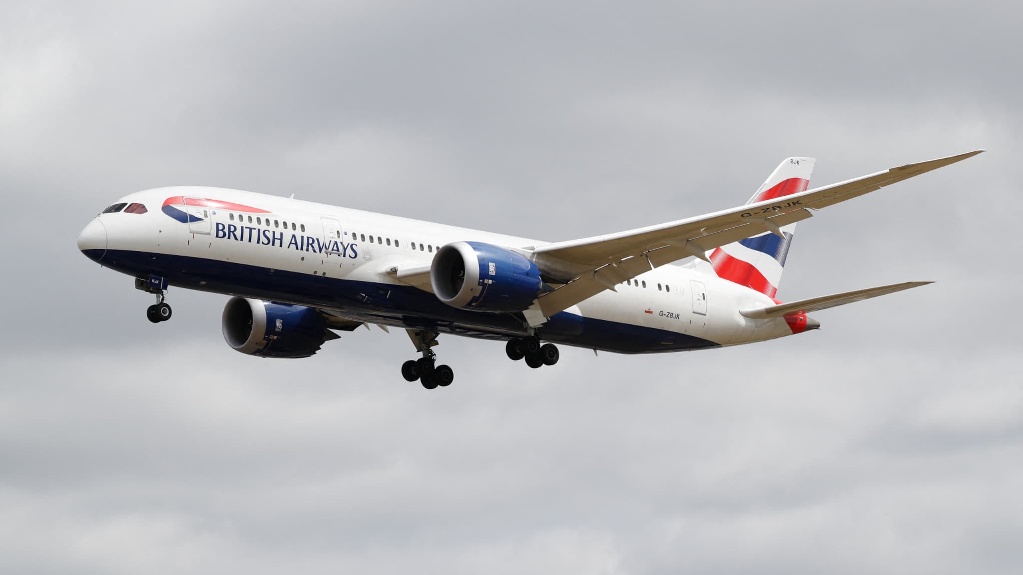 UN STEWARD DE BRITISH AIRWAYS RETROUVÉ "NU ET SOUS DROGUES" DANS LES TOILETTES D'UN AVION