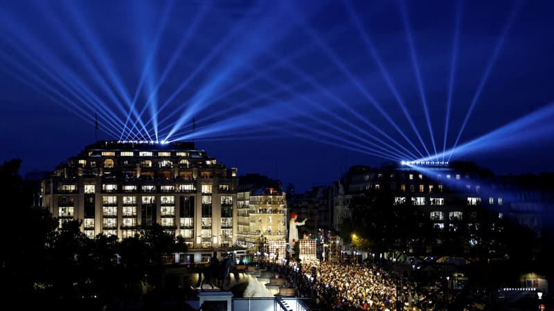 Le Pont Neuf et en arrière plan, le Cheval Blanc et le siège de LVMH, éclairés pour le défilé Louis Vuitton le 20 juin 2023 à Paris