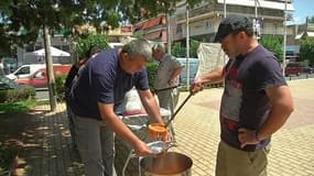 A Athènes, de plus en plus de Grecs se rendent à la soupe populaire