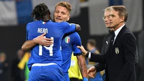 Moise Kean dans les bras de Ciro Immobile devant Roberto Mancini, à Udine le 23 mars 2019
