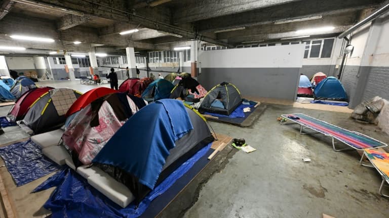 Sans-papiers, migrants et demandeurs d'asile, s'installés dans un parking transformé en abri temporaire, près de l'Arc de Triomphe à Paris le 1er mars 2023