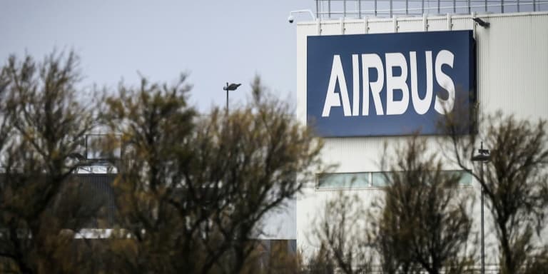 Le logo du constructeur aéronautique Airbus sur la façade d'une usine, à Montoir-de-Bretagne, dans l'ouest de la France, le 3 janvier 2023