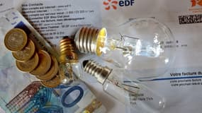 Des ampoules photographiées sur des factures de l'entreprise EDF, le 9 juillet 2013