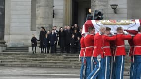 La famille royale du Danemark regarde des soldats emportant le cercueil du prince Henrik après ses funérailles chapelle du palais royal de Christiansborg le 20 février 2018.  Photo Scanpix