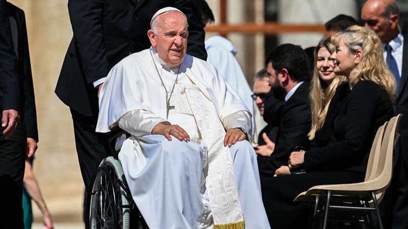 Le pape François, assis dans un fauteuil roulant, à la fin de l'audience générale hebdomadaire, ce mercredi 7 juin 2023 sur la place Saint-Pierre, au Vatican.