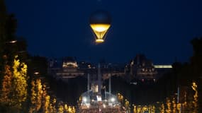 La vasque des Jeux olympiques et paralympiques de Paris 2024 dans les airs au-dessus du Jardin des Tuileries, à Paris, le 8 août 2024