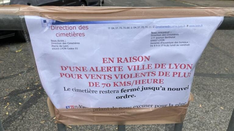 La mairie de Lyon avait déjà décidé de fermer les cimetières et les grands parcs, fin octobre, en raison des vents violents attendus.
