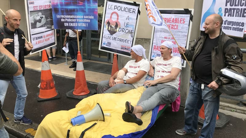 Des policiers parisiens ont manifesté ce mardi devant une antenne de la préfecture de police.