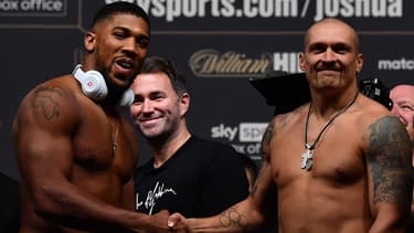 Anthony Joshua (à gauche) et Oleksandr Usyk après la pesée