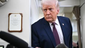 Le président américain Donald Trump s'adresse aux journalistes à bord d'Air Force One, alors qu'il quitte Shannon, en Irlande, pour se rendre à la base militaire d'Andrews, dans le Maryland, le 22 janvier 2026.