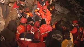 Un séisme a fait au moins cinq morts dans l'est de la Turquie et des dizaines d'autres personnes étaient coincées sous les décombres de deux hôtels et d'une dizaine d'autres bâtiments, après la secousse, de magnitude 5,7 sur l'échelle de Richter, survenue