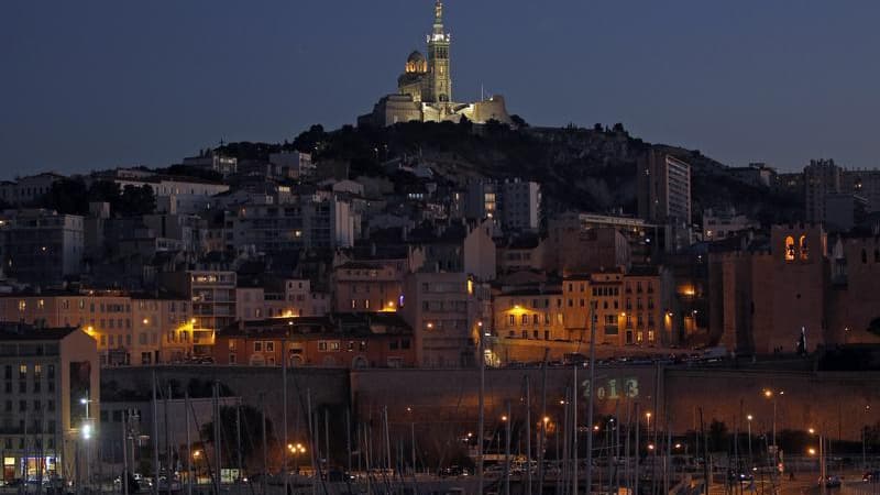 Vue de Marseille. Un des trois textes distincts qui traiteront de la décentralisation sera consacré à la cité phocéenne, Paris, Lyon mais aussi aux grandes métropoles et villes de province. /Photo prise le 5 janvier 2013/REUTERS/Jean-Paul Pélissier