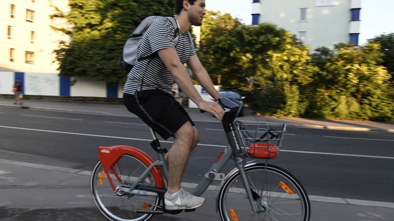 Un cycliste à Villeurbanne.