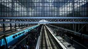 Des voyageurs attendent des trains sur les quais de la gare Saint-Jean à Bordeaux, le 6 mai 2025. 