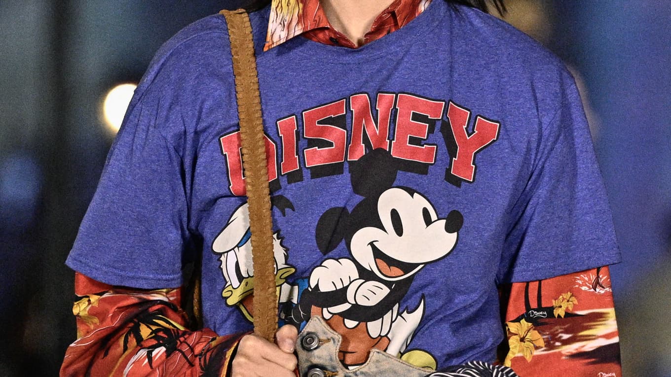 The astonishing story of this Mickey T-shirt seen at the Coperni fashion show at Disneyland Paris