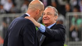 Le président du Real Madrid Florentino Perez (d) et son entraîneur français Zinédine Zidane, après la finale de la Supercoupe d'Espagne, le 12 janvier 2020 à Djeddah (Arabie Saoudite)  