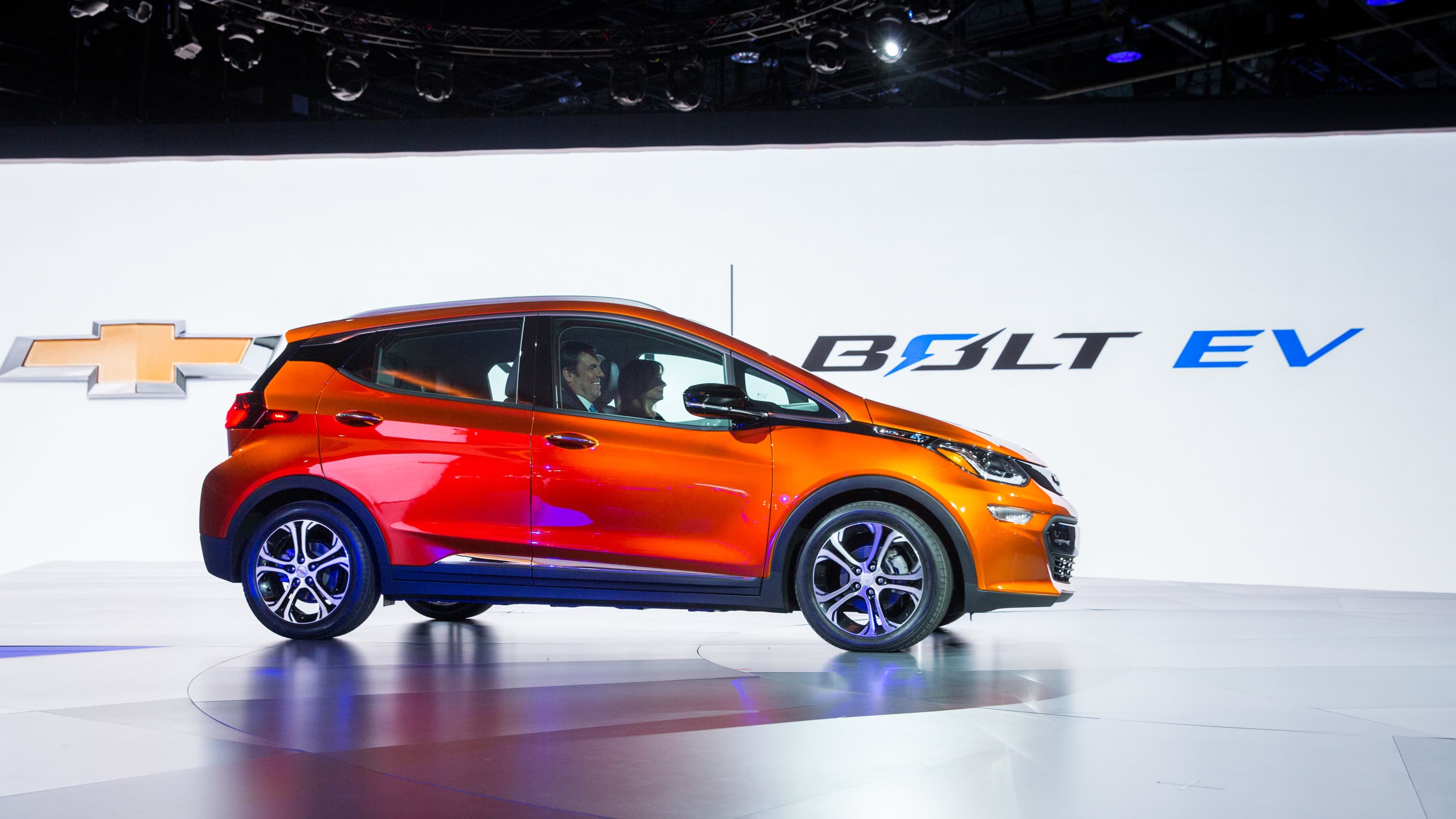 La Chevrolet Bolt est aujourd'hui la seule véritable rivale de la Tesla Model 3. L'arrivée réelle sur la route fin 2017 de la berline californienne pourrait cependant laisser le temps à d'autres concurrentes d'émerger.