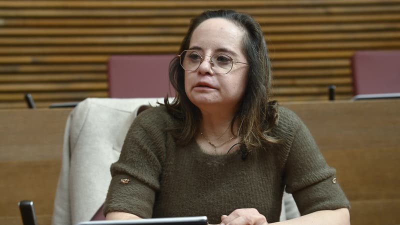 Mar Galceran, député régional du parti d'opposition espagnol Partido Popular (PP), pose pour des photos lors d'un entretien avec l'AFP, au parlement régional de Valence, le 23 janvier 2024.