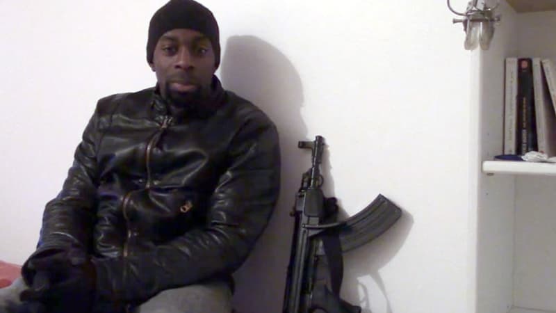 Amedy Coulibaly dans un montage vidéo de sept minutes, où il revendique son appartenance à Daesh.