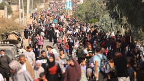 Des familles palestiniennes le long d'une autoroute, fuyant le nord de la bande de Gaza pour le sud, le 9 novembre 2023.