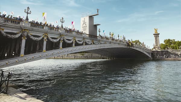 Le plongeoir sur le pont Alexandre III. Le plongeoir sur le pont Alexandre III.