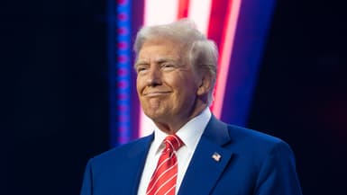  Le président élu des États-Unis, Donald Trump pendant l'AmericaFest de Turning Point USA, le 22 décembre 2024 à Phoenix, Arizona. 