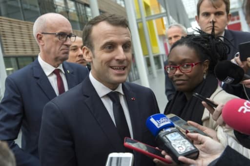 Emmanuel Macron et Sibeth Ndiaye (D) lors d'un point presse à Ladoux, le 25 janvier 2018 Emmanuel Macron et Sibeth Ndiaye (D) lors d'un point presse à Ladoux, le 25 janvier 2018