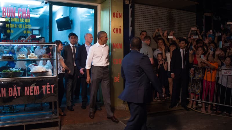 Barack Obama sort du restaurant Bun Cha Huong Lien, lundi 23 mai, à Hanoï, au Vietnam.