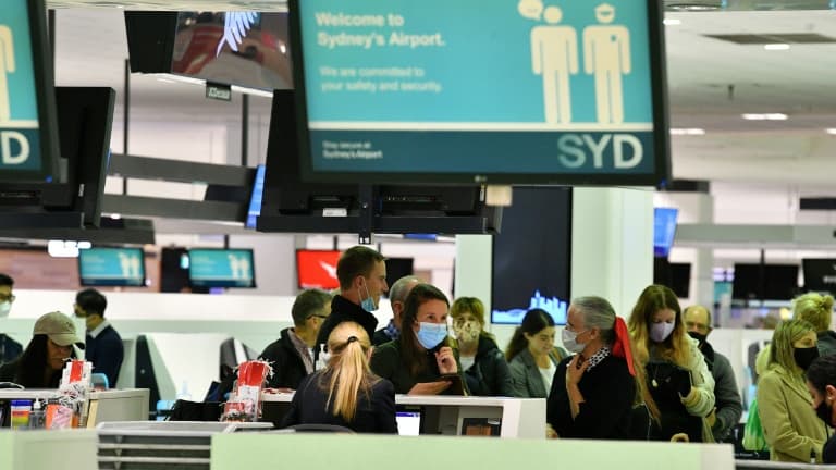 Des voyageurs à l'aéroport de Sydney, le 19 avril 2021 en Australie (photo d'illustration)