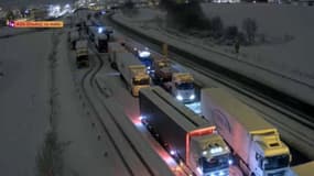 Des poids-lourds coincés sur l'autoroute A36 dans le Doubs en raison de la neige, dans la nuit de jeudi à vendredi