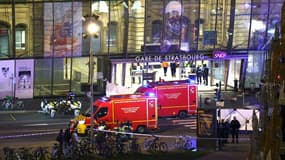 Des pompiers et des véhicules de secours devant la gare de Strasbourg   après l'accident de tramway, le 11 janvier 2025 
