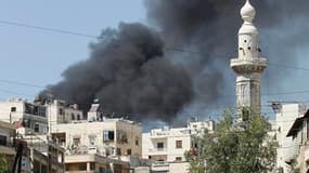 Colonne de fumée à Alep. La France a commencé à aider des zones contrôlées par les insurgés en Syrie afin que ces "zones libres" puissent s'auto-gérer, et réfléchit à la possibilité de leur fournir des armes afin de les protéger des attaques gouvernementa