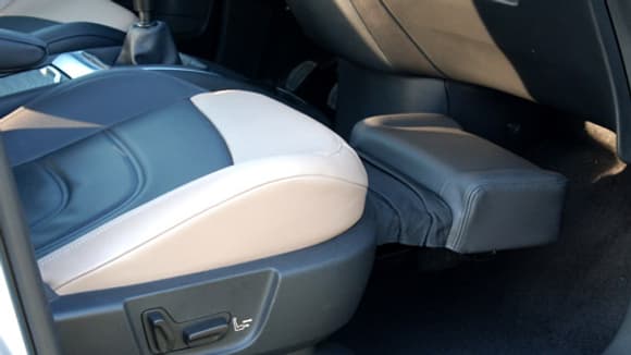 Le repose-pieds électrique! Seule la Mercedes classe S le proposait, à l'arrière. Le repose-pieds électrique! Seule la Mercedes classe S le proposait, à l'arrière.