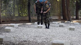 Soldats français à Beyrouth. La France va réduire de 400 hommes son contingent déployé au Liban à partir du mois d'avril pour le ramener à un peu moins de 1.000 hommes d'ici l'été. /Photo d'archives/REUTERS/ Mohamed Azakir