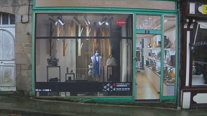 Un village du Morbihan installe de fausses vitrines pour inciter les commerçants à revenir.