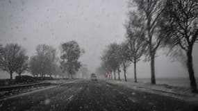 La neige tombe sur une route près de Caen, dans le nord-ouest de la France, le 21 novembre 2024