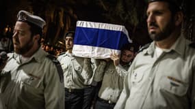 Des soldats israéliens portent le cercueil de l'otage Daniel Peretz, dont la dépouille a été rendue par le Hamas, le 15 octobre 2025
