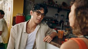 Un utilisateur des lunettes Meta Ray-Ban.