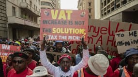 Des membres de la Fédération sud-africaine des syndicats (SAFTU) organisent une marche de protestation pour marquer la Journée internationale du Travail à Johannesburg, en Afrique du Sud, le 1er mai 2025.