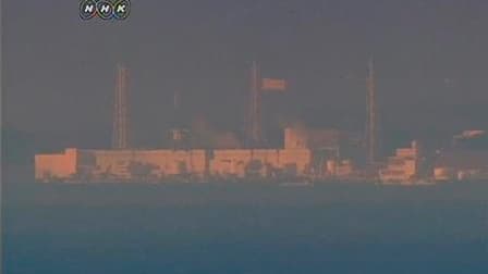 Vue de la centrale de Fukushima-Daiichi. Les techniciens japonais s'efforçaient samedi d'évacuer de l'eau radioactive qui a irradié trois des leurs et retardé les travaux en vue de refroidir les réacteurs de la centrale nucléaire accidentée. /Image TV du