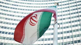 Un drapeau iranien flotte devant le centre des Nations Unies de Vienne.