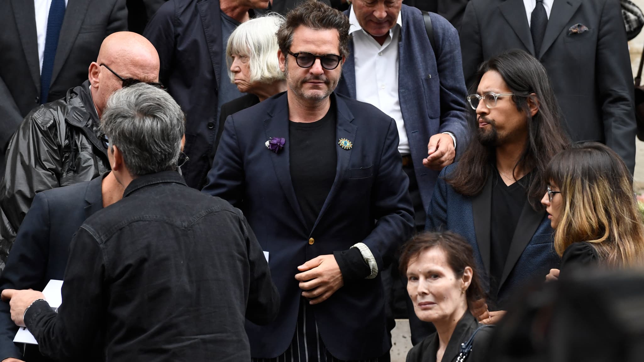 Lulu Gainsbourg (à droite), le fils de Serge Gainsbourg, accompagné de sa mère Bambou, aux obsèques de Jane Birkin le 24 juillet à l'église Saint-Roch (Paris Ier)