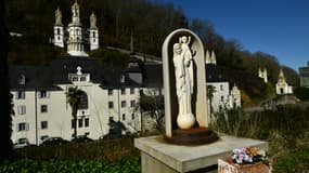 Une statue de la Vierge Marie devant un établissement catholique à Lestelle-Betharram, le 6 mars 2024 dans les Pyrénées-Atlantiques.