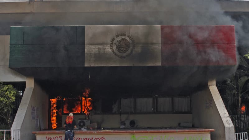 Les habitants d'Iguala, au sud de Mexico, ont mis le feu à la mairie. Le maire et sa femme ont pris la fuite, alors qu'ils sont accusés d'avoir fait attaquer des étudiants.