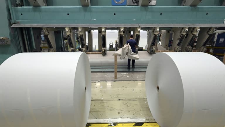 Un employé de l'usine de papier journal Norske Skog travaille sur une machine à découper le papier à Golbey, dans l'est de la France, le 24 mai 2022