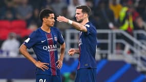 Senny Mayulu en discussion avec Fabian Ruiz lors du match du PSG contre Flamengo, le 17 décembre 2025 